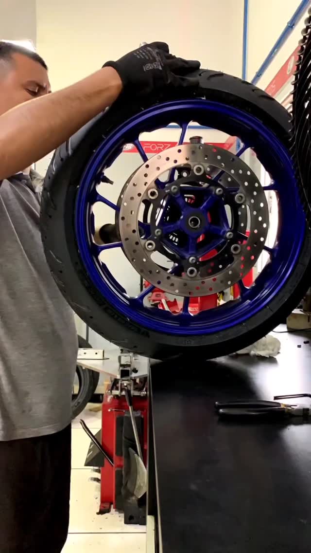 Troca de pneu na Forza Motos — serviço especializado